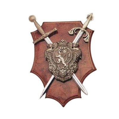 Panoplia madera escudo león con 2 mini espadas. Medidas 20 x 14 cm.