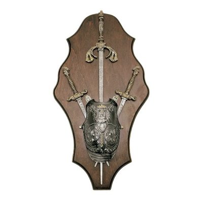 Panoplia de madera con pectoral espada Española y dos dagas. Medidas 52 x 29 cm. Peso 1.100 gr.