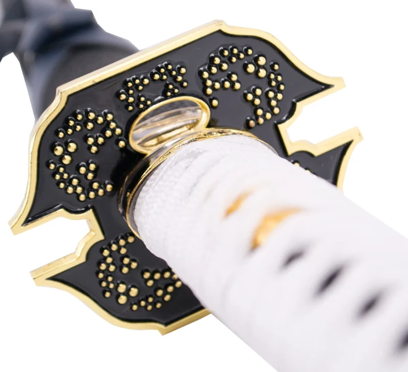 Katana S0314 de Vergil Yamato de Devil May Cry 5, réplica no oficial de 101 cm hoja de acero con imprimación en la hoja, vaina de madera forrada con piel negra, mango encordado blanco. Con soporte. Ref. S0314