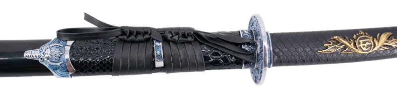 Katana S2023 de 101,5 cm hoja de acero, vaina de madera negra lacada con detalles metálicos e imitación de piel de serpiente, mango con imitación de piel de sepriente negra de polipiel. Con soporte. Ref. S2023 - Imagen 3