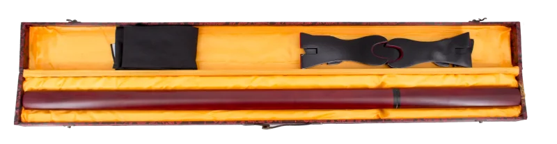 Shirasaya Funcional 16863 de 108 cm hoja de acero de damasco rojo AISI 1045 con doble filo, con vaina y mango de madera de color rojo, con soporte y caja de madera forrada de tejido decorativo de presentación. Ref. 16863 - Imagen 3