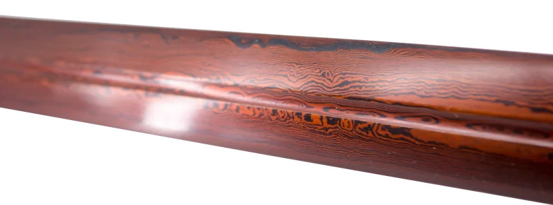 Shirasaya Funcional 16863 de 108 cm hoja de acero de damasco rojo AISI 1045 con doble filo, con vaina y mango de madera de color rojo, con soporte y caja de madera forrada de tejido decorativo de presentación. Ref. 16863 - Imagen 2