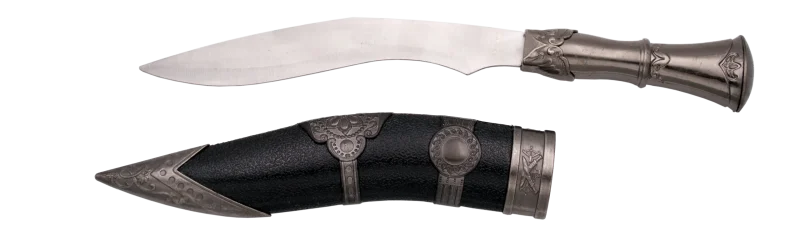 Daga 31084 Kukri o khukuri nepalí, el pomo y empuñadura es de color niquel. El tamaño total es de 29cm con la hoja de acero en forma de curva . La vaina es de cuero con acabados metálicos. Ref. 31084