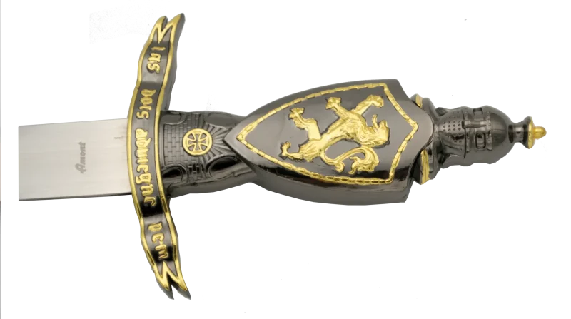 Daga S0194 Medieval, el pomo, la empuñadura y la guarda son de color niquel con detalles en dorado. La empuñadura contiene un dibujo de un águila bicéfala y león rampante. El tamaño total es de 40cm con la hoja de acero. La vaina es negra con acabados en color niquel y  dorados. Ref. S0194