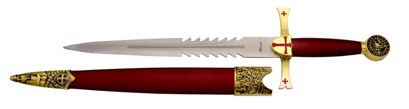 Daga S0210RD Templaria, el pomo tiene un diseño de caballeros temprarios de color dorado con detalles en negro, el arda es de color dorado con detalles de cruces en color rojo con la empuñadura en rojo. El tamaño total es de 40.5cm con la hoja de acero, la hoja contiene una parte lisa y otra en forma de sierra. La vaina es de color rojo con acabados en dorado. Ref. S0210RD