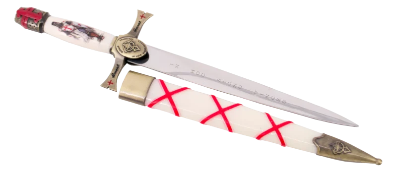 Daga S0213WS Diseño exclusivo Priorato de Sion, el pomo tiene forma de casco en color bronce con detalles en rojo, la guarda contiene un pequeño escudo en color bronce con acabados en rojo y la empuñadura en color marfil con un dibujo de un templario. El tamaño total es de 39.5cm de hoja de acero grabada. La vaina es de color marfil con acabados en color bronce y franjas cruzadas en rojo. Ref. S0213WS
