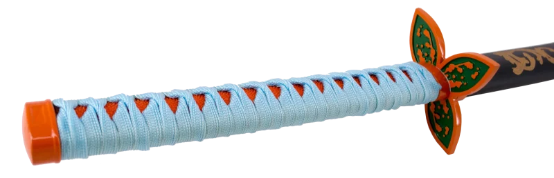 Katana S0246 de Demon Slayer empuñada por Kochou Shinobu réplica no oficial de 101 cm hoja de acero, mango con encordado de color azul cielo con piel de imitación de raya color naranja, vaina con grabados. Ref. S0246