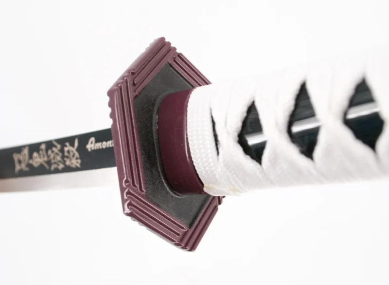 Katana S0284 de Demon Slayer empuñada por Tomioka Giyuu réplica no oficial de 40 cm hoja de acero, mango con encordado blanco con piel de imitación de raya color negro. Ref. S0284