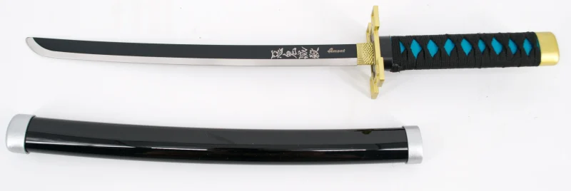 Katana S0286 de Demon Slayer empuñada por Tokitou Muichirou réplica no oficial de 40 cm hoja de acero acabada en negro con filo en satinado, mango con encordado negro de polipiel y con piel de imitación de raya color verde con funda negra. Ref. S0286 - Imagen 2