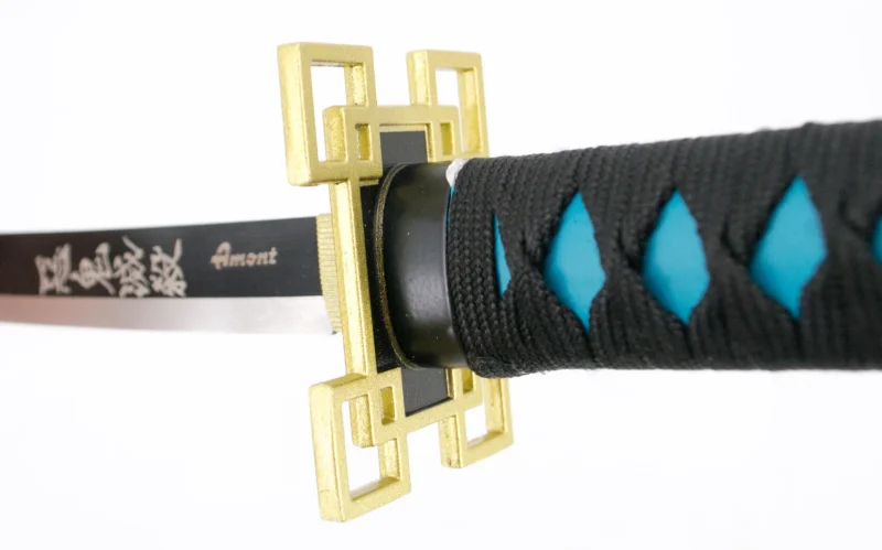 Katana S0286 de Demon Slayer empuñada por Tokitou Muichirou réplica no oficial de 40 cm hoja de acero acabada en negro con filo en satinado, mango con encordado negro de polipiel y con piel de imitación de raya color verde con funda negra. Ref. S0286