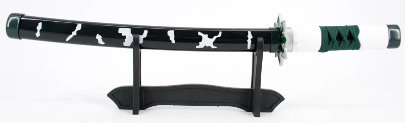 Katana S0287 de Demon Slayer empuñada por Shinazugawa Sanemi réplica no oficial de 40 cm hoja de acero acabada en negro con detalles en color verde, mango con encordado negro en el centro y blanco en los extremos y con piel de imitación de raya color negra con funda negra y detalles blancos. Ref. S0287 - Imagen 3
