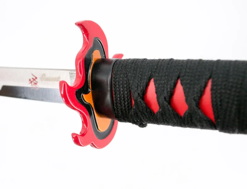 Katana S0289 de Demon Slayer Katana Mingshao empuñada por Kamado Tanjirou réplica no oficial de 40 cm hoja de acero, mango con encordado negro de polipiel e imitación de piel de raya en color rojo, vaina negra con detalles en gris. Ref. S0289