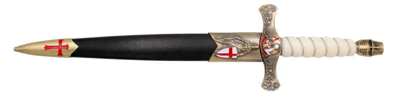 Daga Templaria S0296, el pomo está acabado con un casco en bronce antiguo y el mango en acrílico blanco con hilo metalico torneado en bronce, la guarda acabada en bronce antiguo con relieves y detalle en el medallón dentral. El tamaño total es de 40 cm con hoja de acero. La vaina está acabada en plástico negro con los detalles metálicos en bronce antiguo con las cruzes pintadas en rojo. Ref. S0296 - Imagen 2