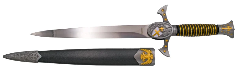 Daga Templaria S0298, el pomo está acabado en metal pulido con detalles en dorado y el mango en acrílico negro con hilo metalico torneado en dorado, la guarda acabada en metal pulido con detalles en dorado y el medallón central. El tamaño total es de 40 cm con hoja de acero. La vaina está acabada en plástico negro con los detalles metálicos en metal pulido con un águila en dorado. Ref. S0298