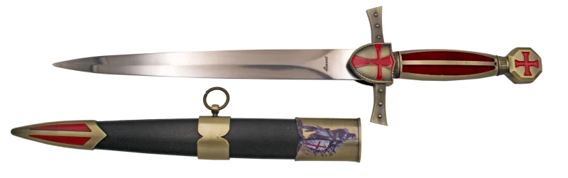 Daga Templaria S0299, el pomo está acabado en bronce antiguo con la cruz en rojo y el mango en bronce con terciopelo rojo, la guarda acabada en bronce antiguo con la cruz en rojo. El tamaño total es de 40 cm con hoja de acero. La vaina está acabada en plástico negro con los detalles metálicos en bronce antiguo y con un guerrero impreso. Ref. S0299