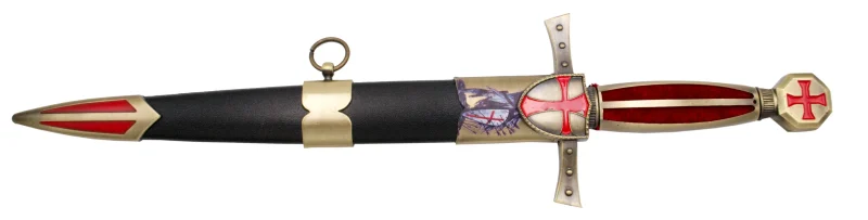 Daga Templaria S0299, el pomo está acabado en bronce antiguo con la cruz en rojo y el mango en bronce con terciopelo rojo, la guarda acabada en bronce antiguo con la cruz en rojo. El tamaño total es de 40 cm con hoja de acero. La vaina está acabada en plástico negro con los detalles metálicos en bronce antiguo y con un guerrero impreso. Ref. S0299 - Imagen 2