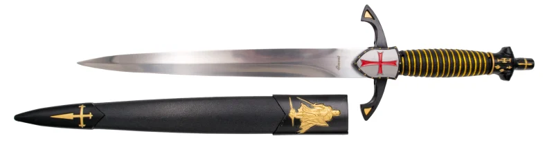 Daga Templaria S0301, el pomo está acabado en negro con los detalles en dorado y el mango en plástico negro con hilo metálico torneado en dorado , la guarda acabada en negro con un escudo templario. El tamaño total es de 40 cm con hoja de acero. La vaina está acabada en plástico negro con las partes metálicas en negro y los detalles en dorado. Ref. S0301