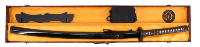 Katana Funcional S2219 de 104,5 cm hoja de acero al carbono AISI 1045 con filo, con vaina negra y encordado negro, mango con encordado marrón en curpiel, tsuba de recambio, con soporte y caja de madera forrada de tejido decorativo de presentación. Ref. S2219 - Imagen 2