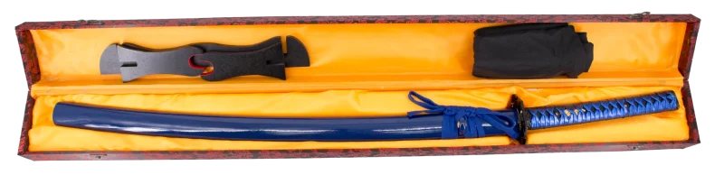 Katana Funcional S2252BL de 104 cm hoja de acero de AISI 1045 con filo acabado en azul, con vaina color azul y encordado azul, mango con encordado azul de curpiel, con soporte y caja de madera forrada de tejido decorativo de presentación. Ref. S2252RD - Imagen 4