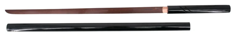 Shirasaya Funcional S5007 de 105 cm hoja de acero de damasco rojo AISI 1045 con filo, con vaina y mango de madera acabada en negro lacado, con caja de madera forrada de tejido decorativo de presentación. Ref. S5007 - Imagen 2