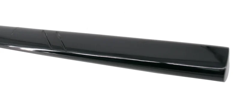 Shirasaya Funcional S5007 de 105 cm hoja de acero de damasco rojo AISI 1045 con filo, con vaina y mango de madera acabada en negro lacado, con caja de madera forrada de tejido decorativo de presentación. Ref. S5007