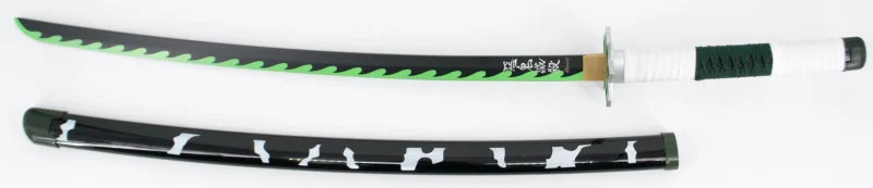 Katana S5062 de Demon Slayer empuñada por Shinazugawa Sanemi réplica no oficial de 105 cm hoja de bambú acabada en negro con detalles en color verde, mango con encordado negro en el centro y blanco en los extremos y con piel de imitación de raya color negra con funda negra y detalles blancos. Ref. S5062 - Imagen 2