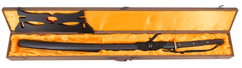 Katana Funcional S6033 de 100 cm hoja de acero al carbono 1065 con filo, con vaina negra y encordado negro, mango de plástico texturizado, con caja de madera forrada y soporte de presentación. Ref. S6033 - Imagen 3