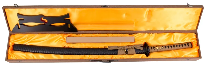 Katana Funcional S6038 de 104 cm hoja de acero al carbono 1045, vaina de madera forrada con polipiel negra imitando piel de cocodrilo, mango encordado marrón. Con soporte. Ref. S6038 - Imagen 4