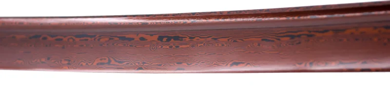 Katana Funcional S6040 de 104 cm hoja de acero de damasco rojo, vaina de madera forrada de polipiel roja con detalles de flores de lotus, mango encordado rojo con piel de raya auténtica. Con soporte. Ref. S6040 - Imagen 3