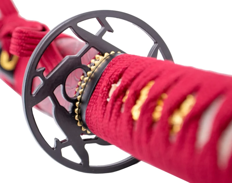 Katana Funcional S6040 de 104 cm hoja de acero de damasco rojo, vaina de madera forrada de polipiel roja con detalles de flores de lotus, mango encordado rojo con piel de raya auténtica. Con soporte. Ref. S6040
