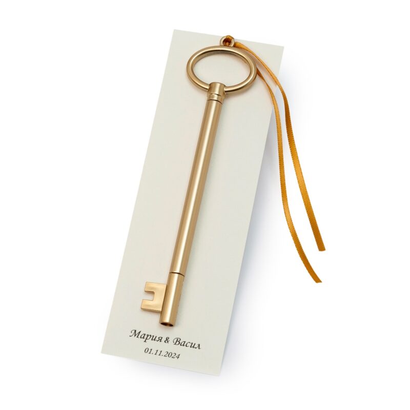 Rotulador llave dorada adornada y punto de libro