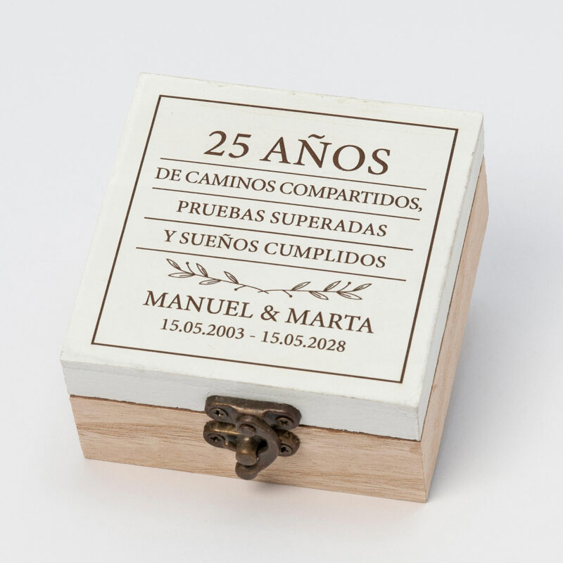 Caja madera 25 aniversario personalizada 8x4x8cm. - Imagen 2