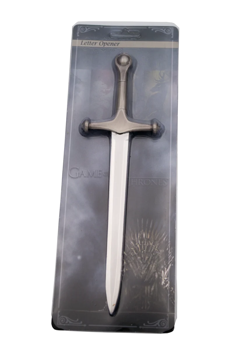 Abrecartas 10007-21 Ned Stark replica no oficial, el pomo, la guarda y la empuñadura son de color niquel . El tamaño total es de 22cm de hoja en acero, presentado con blister Ref. 10007-21