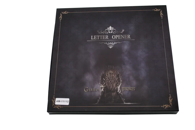 Juego de 5 Abrecartas 1112, caja con 5 abrecartas de colección, replica no oficial, la caja viene decorada en la parte exterior y por la parte interior. El tamaño total es de 28cm x 28cm, las hojas de los abrecartas son de acero. Ref. 1112 - Imagen 2