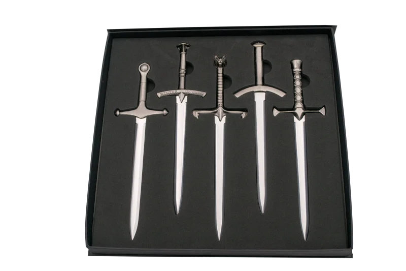 Juego de 5 Abrecartas 1112, caja con 5 abrecartas de colección, replica no oficial, la caja viene decorada en la parte exterior y por la parte interior. El tamaño total es de 28cm x 28cm, las hojas de los abrecartas son de acero. Ref. 1112