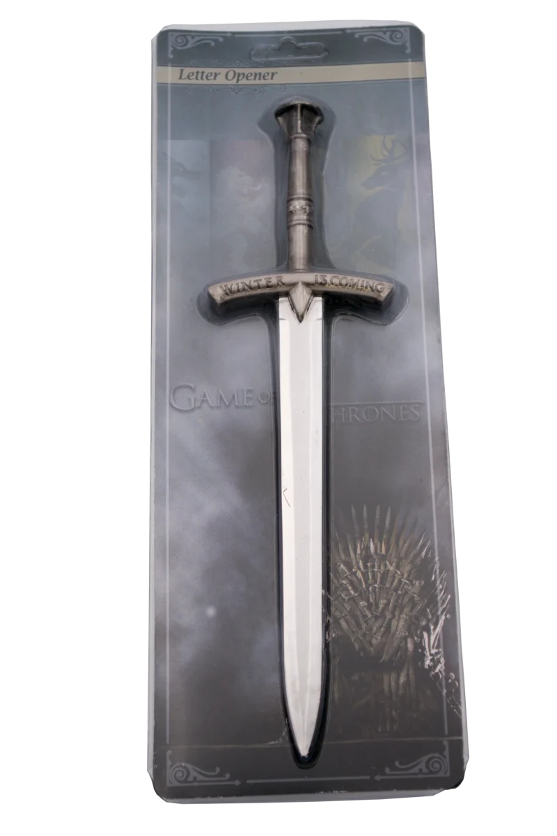 Abrecartas 15565-21 Ned Stark replica no oficial, el pomo, la guarda y la empuñadura son de color niquel . El tamaño total es de 22cm de hoja en acero, presentado con blister Ref. 15565-21