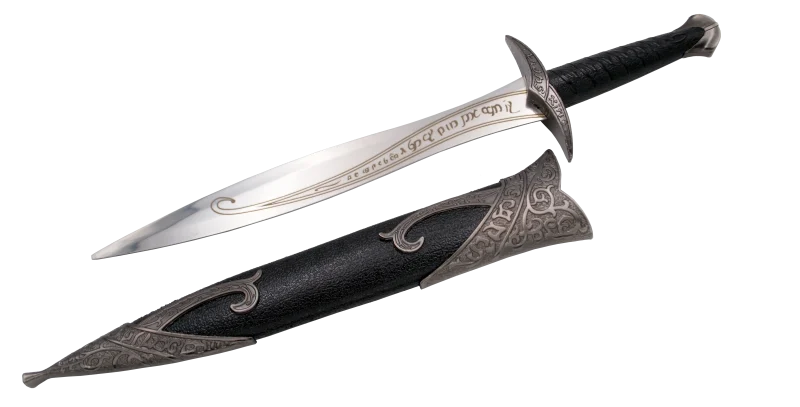 Daga S0221, replica en miniatura del Dardo de Frodo, el pomo y la guarda son de color niquel con la  empuñadura en color negro. El tamaño total es de 40cm de hoja en acero con una escritura en la hoja. La vaina es de color negro con acabados en niquel. Ref. S0221