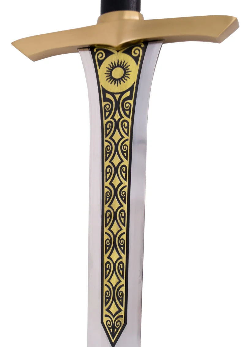 Espada S6031 de Elendil de los Anillos del Poder réplica no oficial, el mango acabado en dorado pulido, el pomo con un sol y una perla en el centro. El tamaño total es de 105,5 cm la hoja de acero pulido tiene una grabación en dorado y negro, incluye vaina de polipiel en negro. Ref. S6031